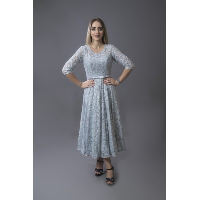 فستان متوسط الطول من الدانتيل 